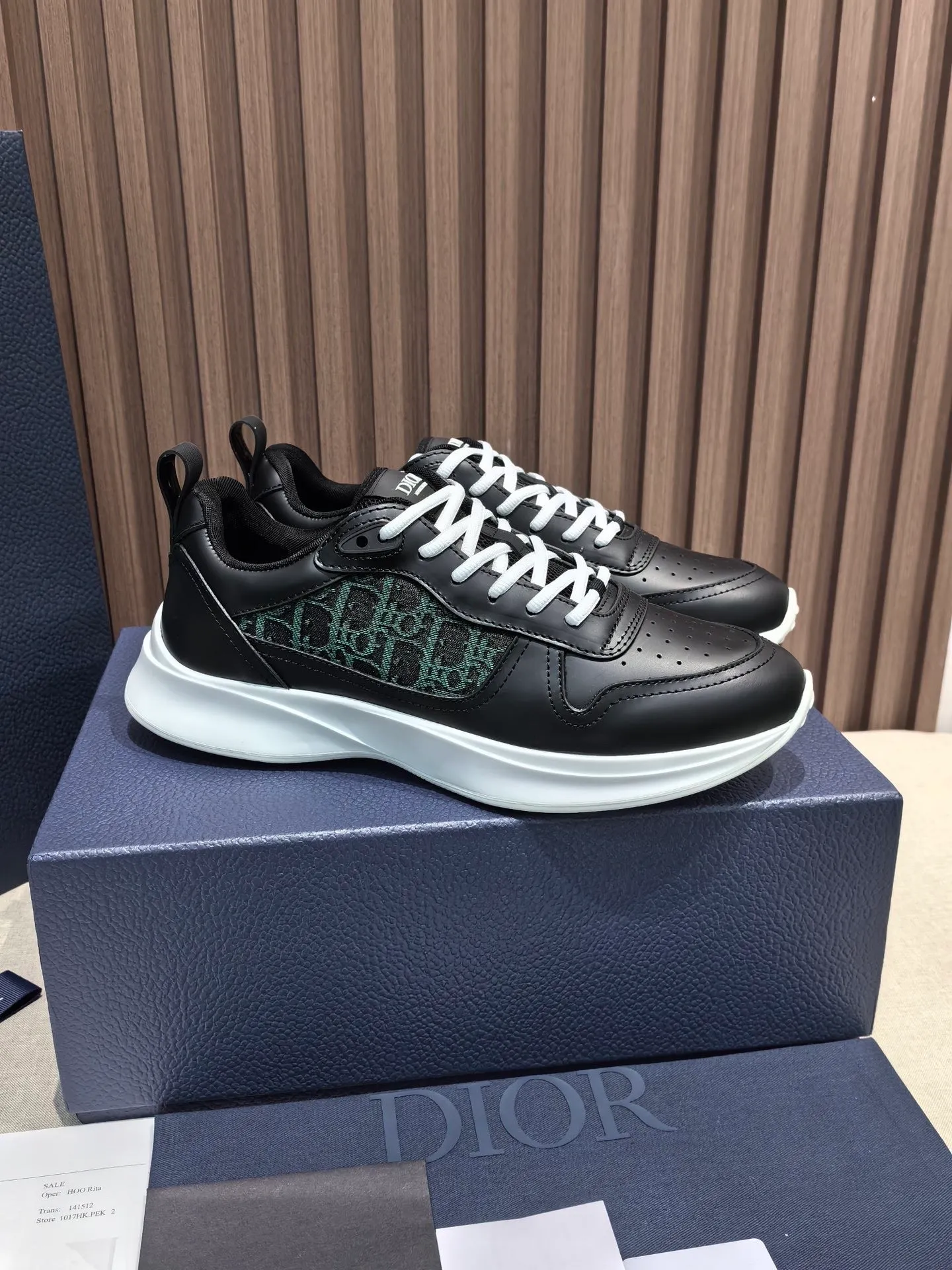 Factory price: 440💰 🔍Top purchasing agent🇮🇹 Dior's super-popular sports shoes, popular for street men, are synchronized with the new product counters. The uppers are made of Italian original imported cowhide and matched with D's customized fabrics. It is a must-have for fashionistas. The complex craftsmanship is perfectly reproduced. Imported soft cowhide foot pads, soles: original soles specially provided by the original factory, exclusive movable molded soles are super comfortable, original factory follow-up goods, 🔍🔍high quality, you can enter and exit the counter at will, welcome to compare, code number 38-45 (46 can be customized and cannot be returned or exchanged)